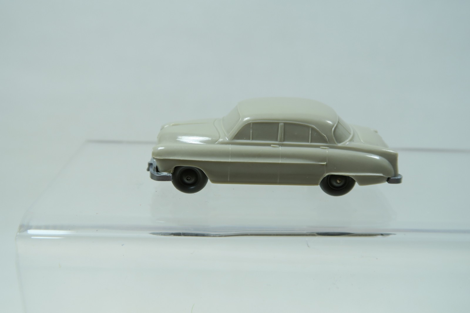 Wiking  CS 121 / 1A Opel Kapitän Haifischmaul unverglast braunelfenbein 1:87 149773 Wiking  CS 121 / 1A Opel Kapitän Haifischmaul unverglast braunelfenbein 1:87 149773