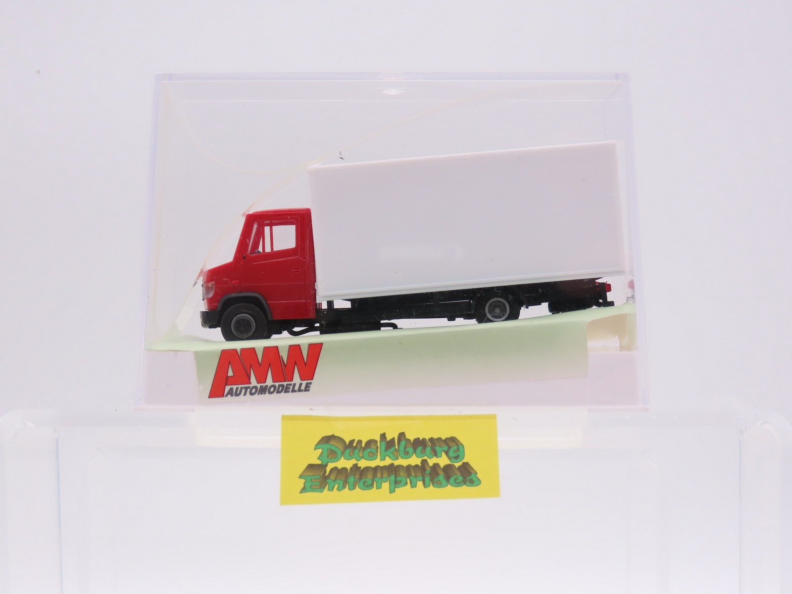 AMW 3615 Mercedes Benz Vario mit Koffer rot weiß in OVP 1:87 188097