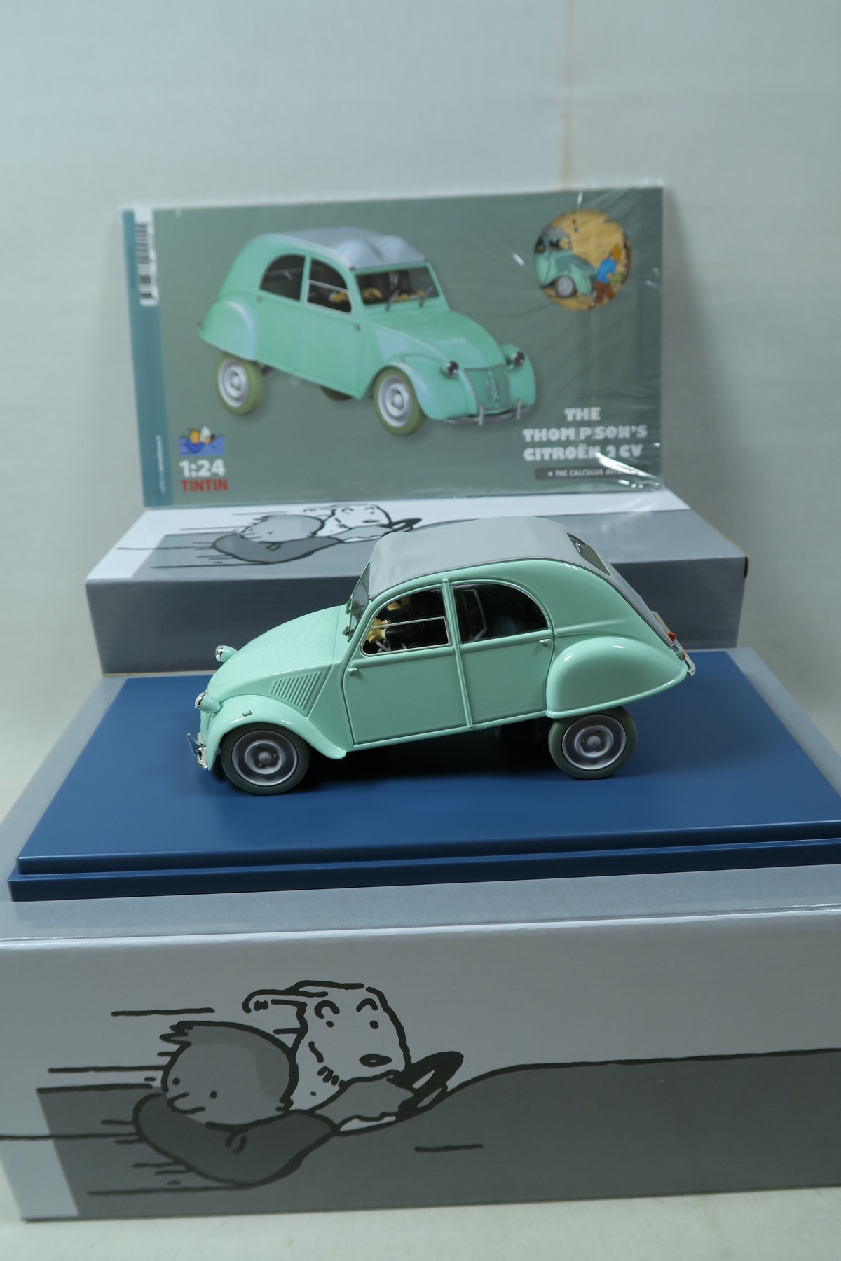 Tim & Struppi Tintin Auto 1/24 Schultzes 2 CV "Ente" Moulinsart 29908 Tim & Struppi Tintin Auto 1/24 Schultzes 2 CV "Ente" Moulinsart 29908